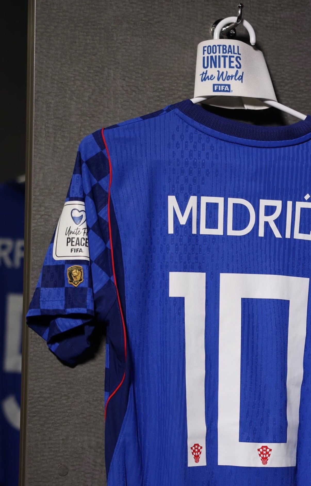 Modrić's Golden Ball Patch: Cool or Cluttered?