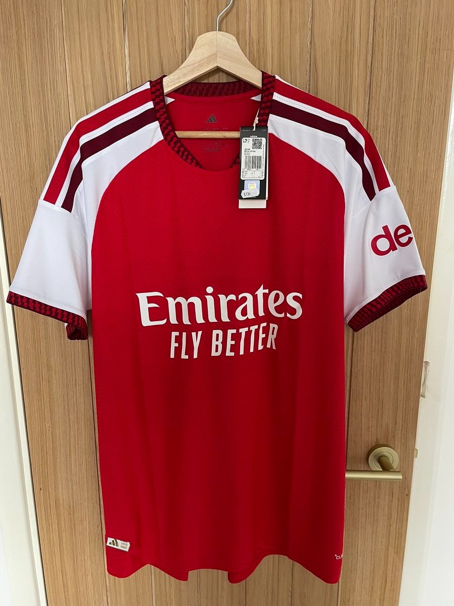 Arsenal Sends Kit Without Adidas Logo & Arsenal Crest - featured image