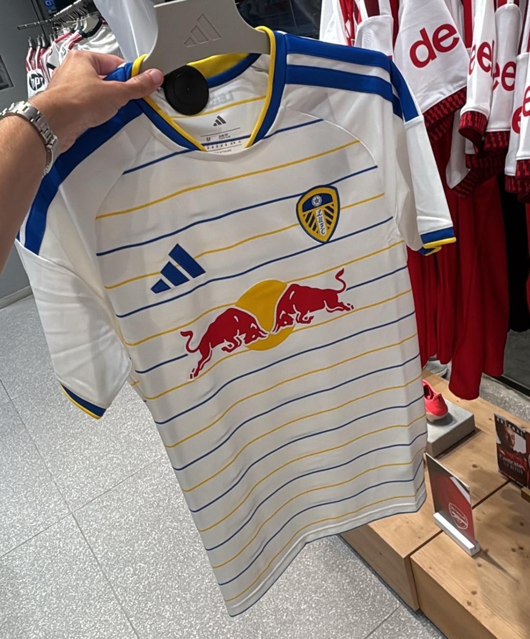 Unreleased Leeds United 26-27 Home Kit Spotted for Sale - featured image