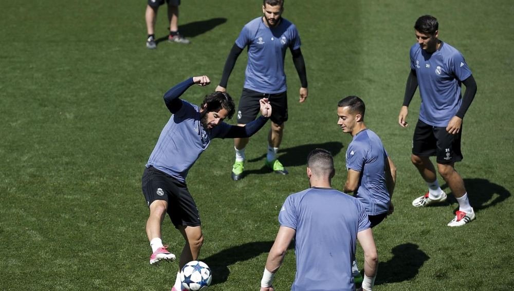 Alvaro Morata Trains in adidas Predator Mania Champagne - featured image