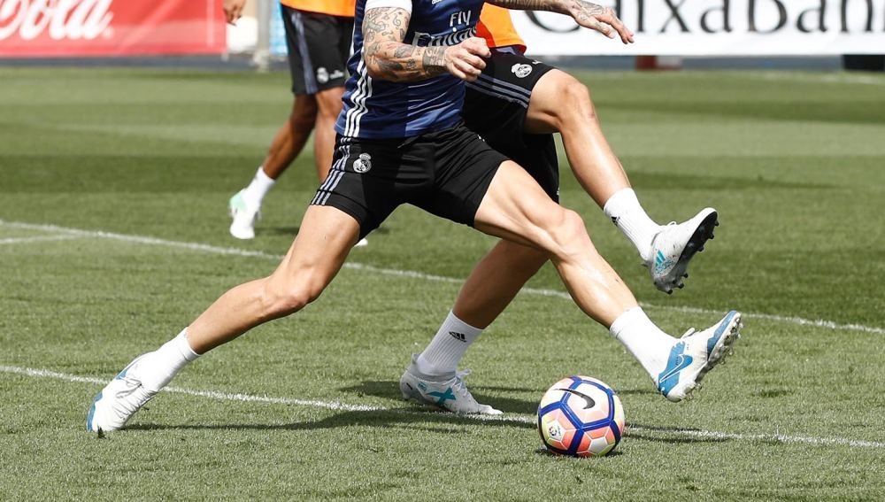 Alvaro Morata Trains In Next-Gen adidas X 17.1 - featured image