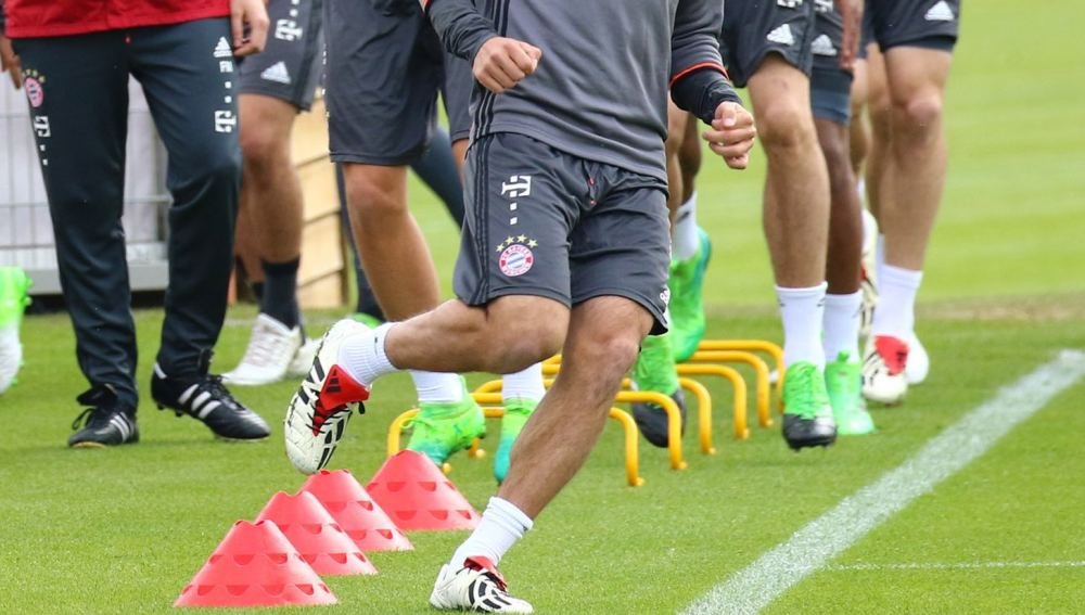 Bayern Munich Duo Train in adidas Predator Mania Champagne - featured image