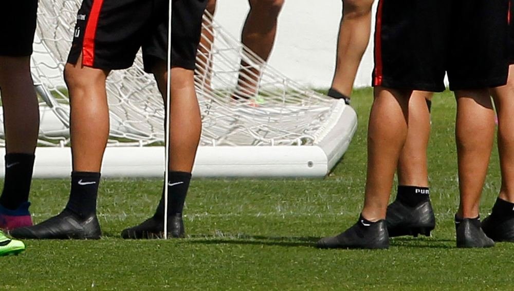 Chile Players Train In Blackout adidas Silo - featured image