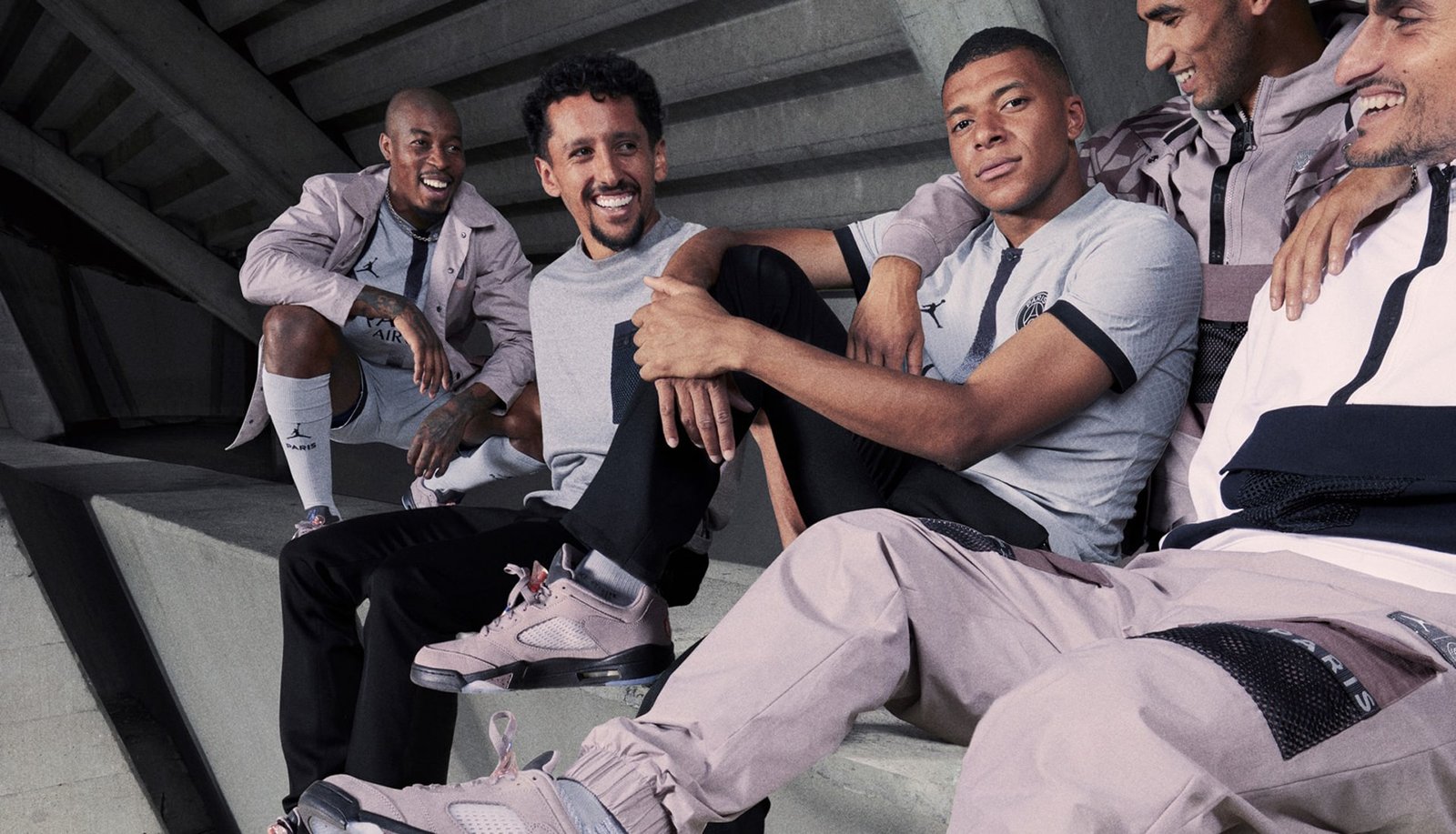 Closer Look At The Full PSG x Jordan 22/23 Away Collection - featured image