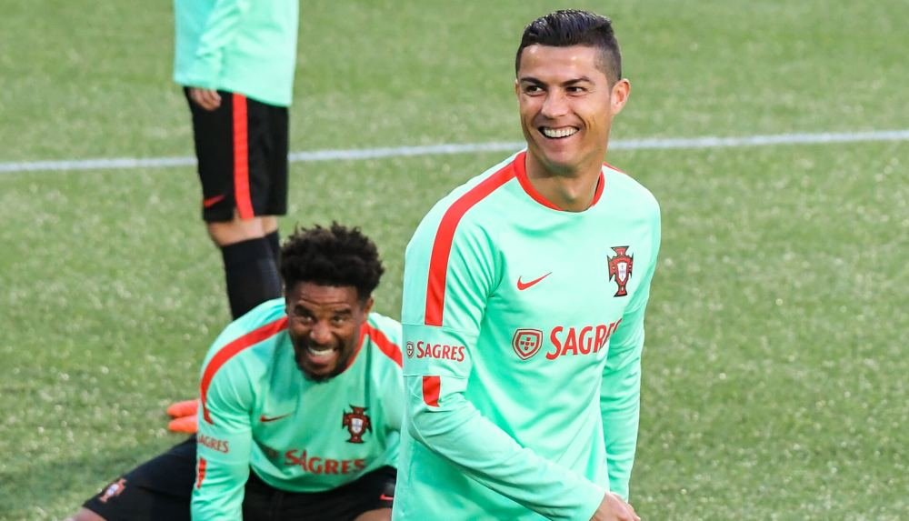 Cristiano Ronaldo Trains In Black Out Mercurial Superfly - featured image