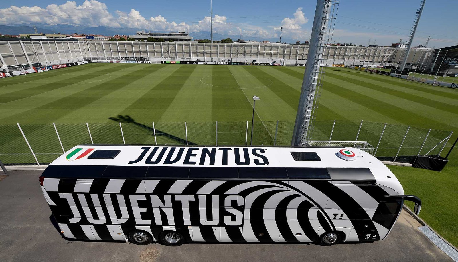 Juventus Unveil New Team Bus For 18/19 Season - featured image
