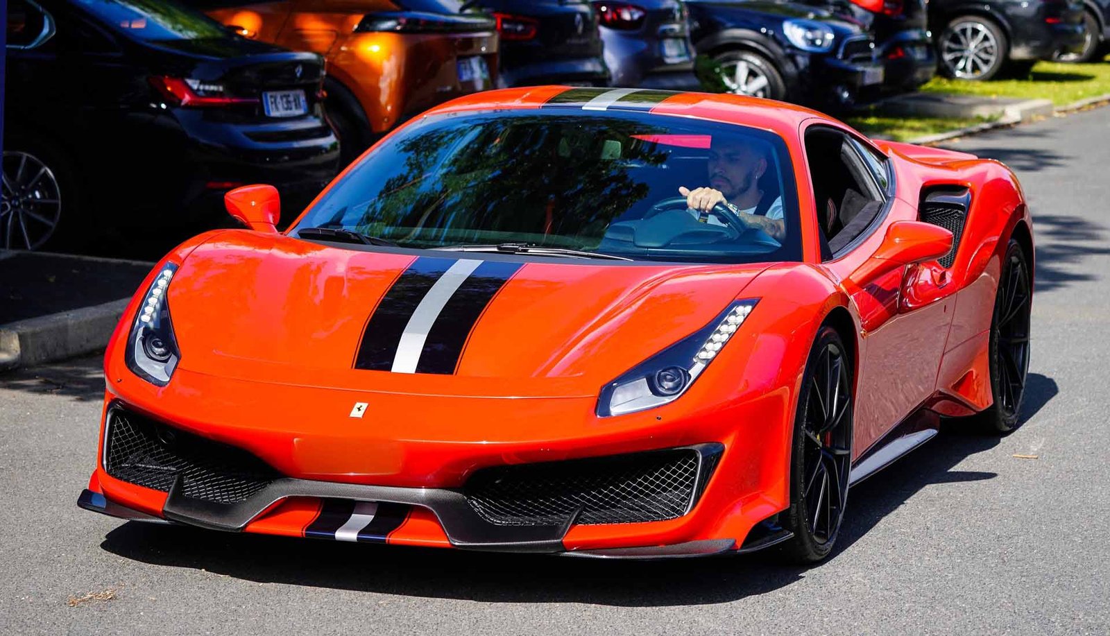 Leandro Paredes Arrives In Ferrari As PSG Return To Training - featured image