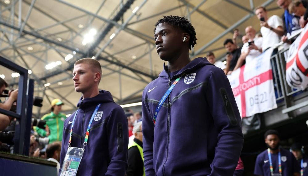 Mainoo, Pickford & Shaw Pick Their Pre-Match Playlists With Apple Music - featured image