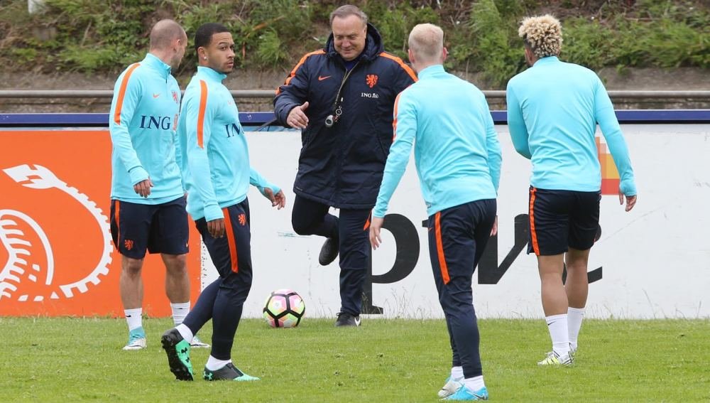 Memphis Depay Trains in Unreleased Under Armour Boots - featured image