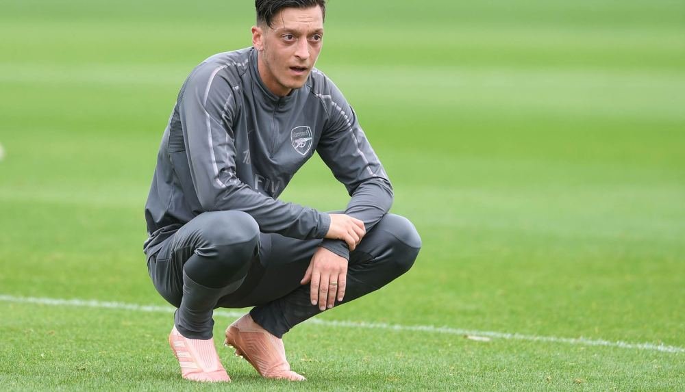 Mesut Ozil Trains in Upcoming Pink adidas Predator Boots - featured image
