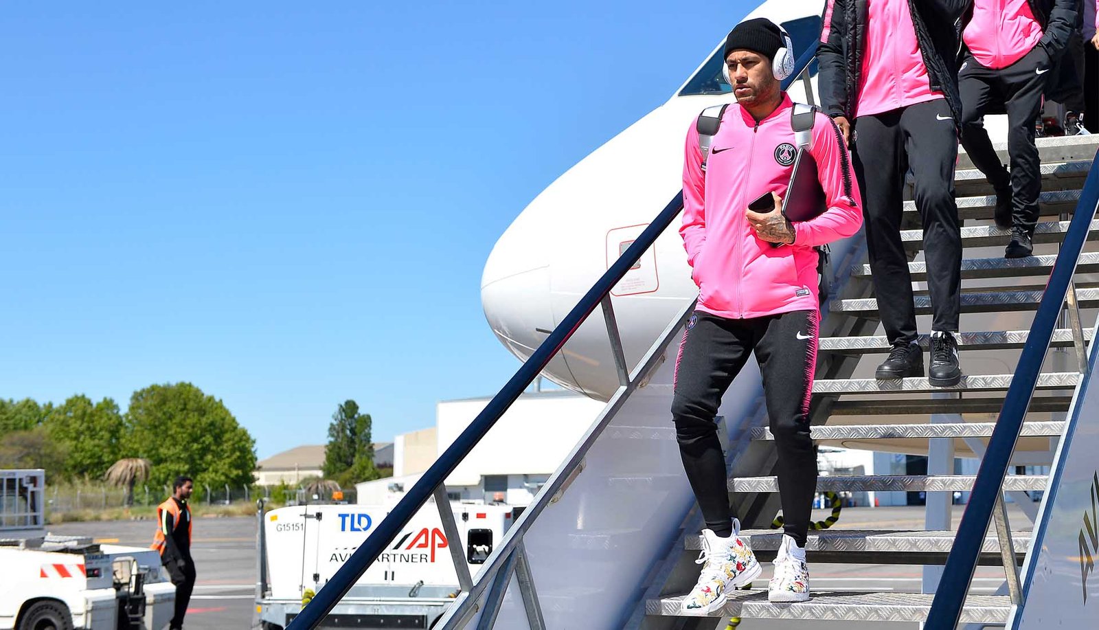 Neymar Steps Out In Nike LeBron 15 x KITH Sneakers - featured image