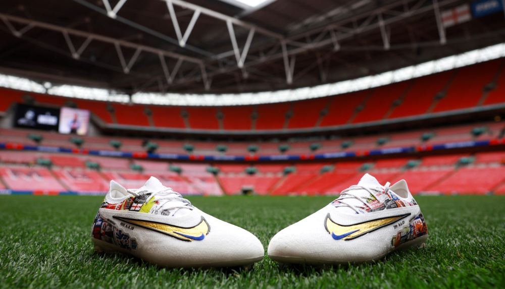 Nike Present Harry Kane With Special Phantom GX - featured image