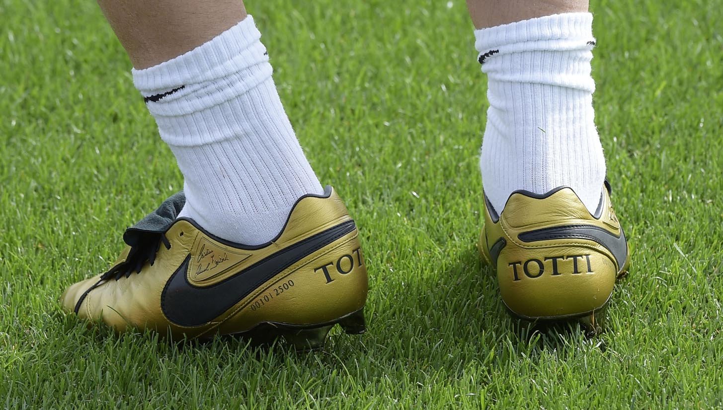 Totti Trains in Signature Nike Tiempo - featured image