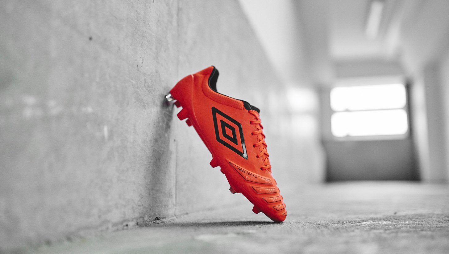 Umbro UX-Accuro "Grenadine/Black" - featured image