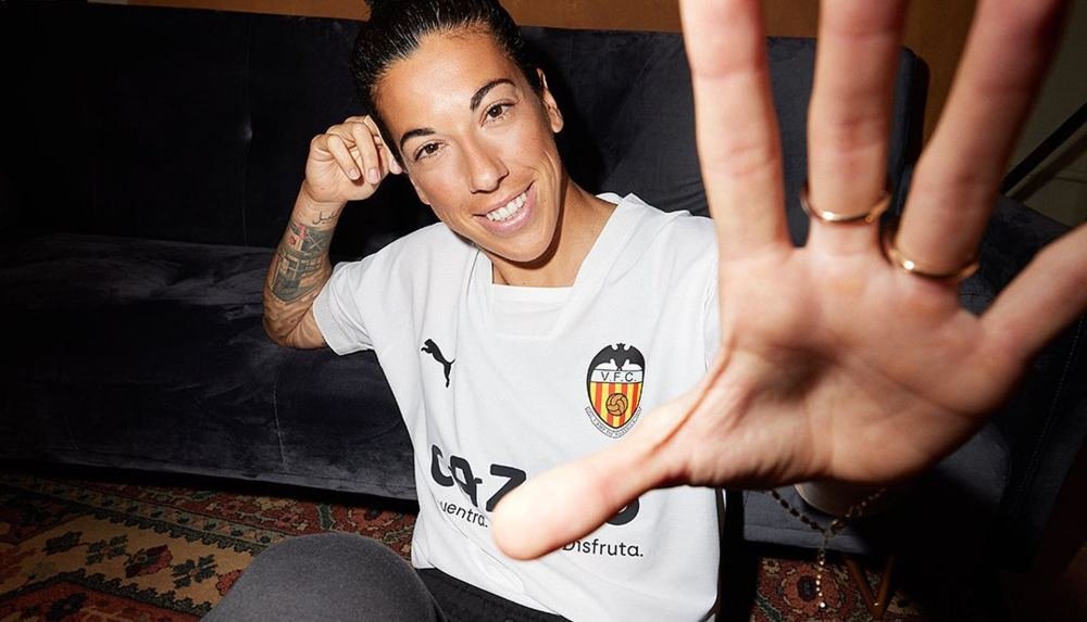 Valencia Pay Homage To Mestalla With 22/23 Home Shirt - featured image