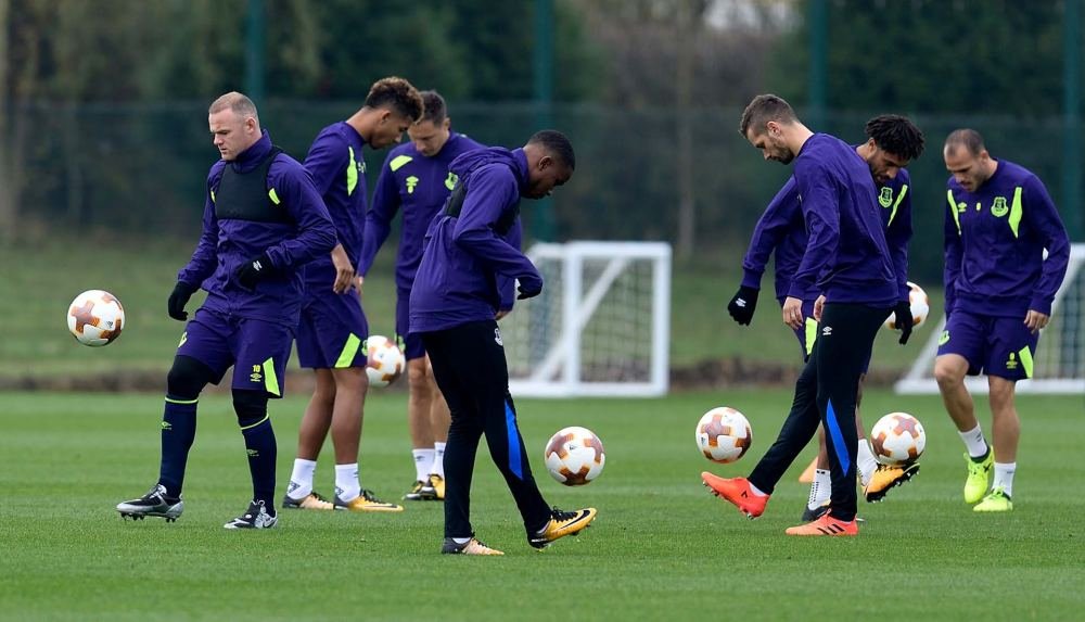 Wayne Rooney Trains In Another Nike T90 Laser II Colourway - featured image