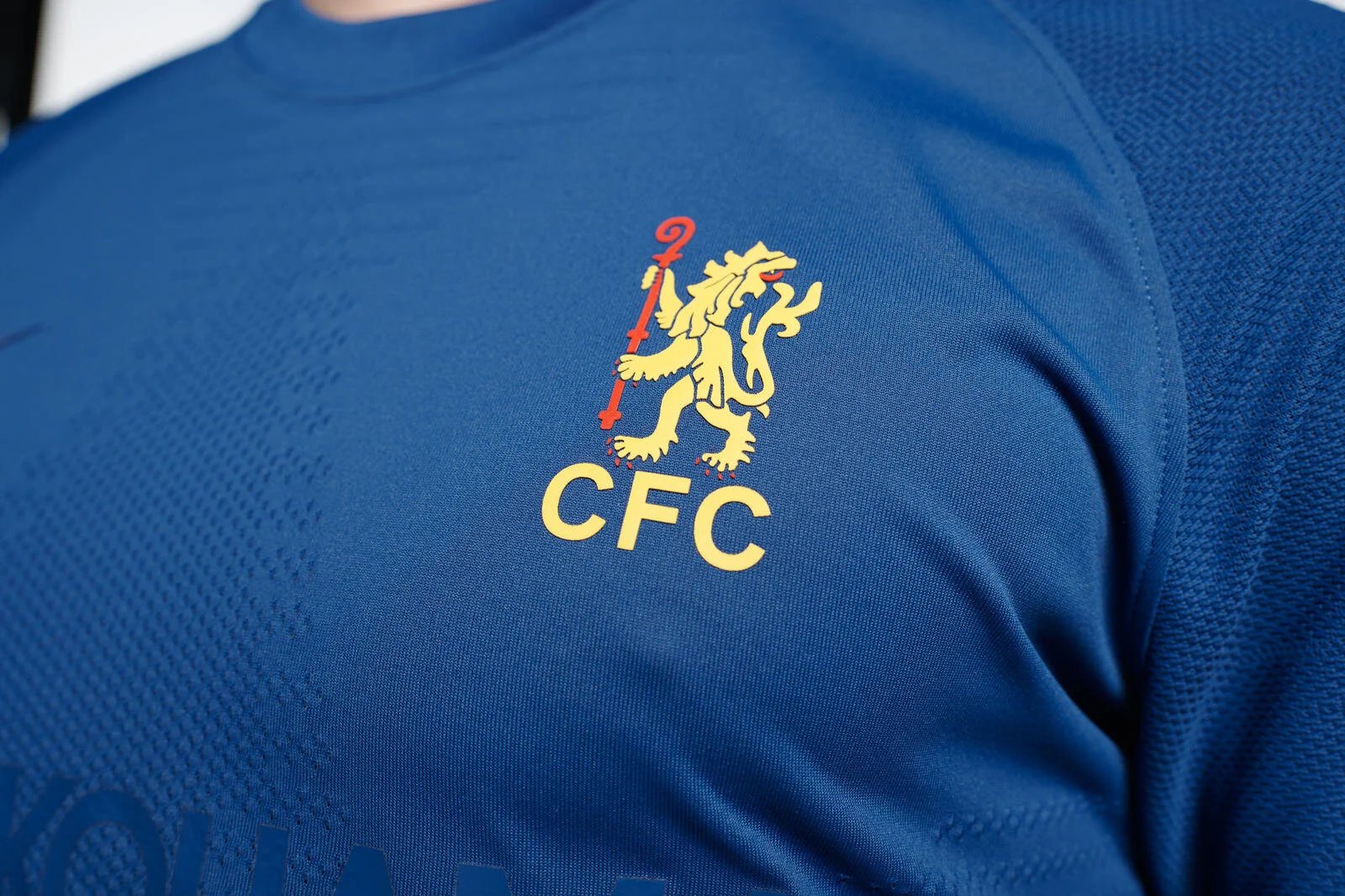 chelsea-football-clubs-50th-anniversary-kit-1_92774.jpg